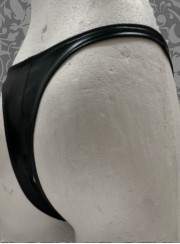 Leather-look thong black Ouvert F.Girth - Rabatt